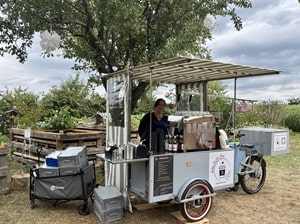 Lastenrad mit Kaffeemaschine in Garten