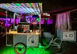 Beleuchtete Mobile Kaffeebar bei Nacht